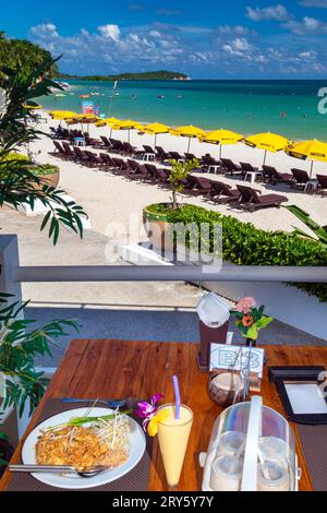 Lettini, ombrelloni, bar sulla spiaggia di bambù e ristorante sulla spiaggia di Chaweng, Ko Samui, Thailandia Foto Stock