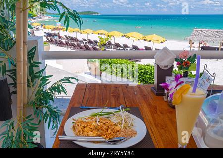 Lettini, ombrelloni, bar sulla spiaggia di bambù e ristorante sulla spiaggia di Chaweng, Ko Samui, Thailandia Foto Stock