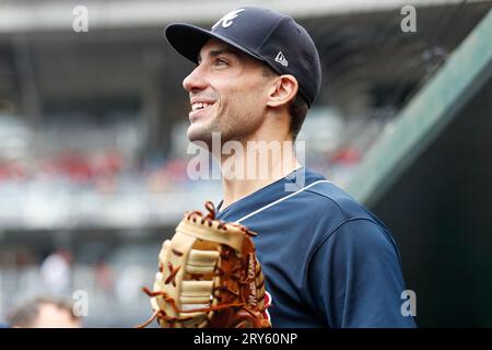 Gli Atlanta Braves hanno fatto il primo bagno Matt Olson (28) e sorride nel dugout durante la gara 1 di doppio colpo in una gara di stagione regolare tra gli Atlanta Braves Foto Stock