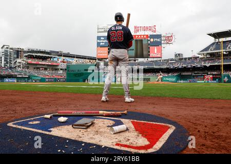 Gli Atlanta Braves hanno fatto il primo bagno Matt Olson (28) nel cerchio sul ponte durante la gara 1 di doppio colpo in una partita di stagione regolare tra gli Atlanta Brave Foto Stock
