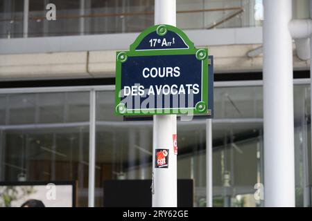 Parigi, Francia. 28 settembre 2023. Firmi "Cours des Lawyers" davanti alla camera dell'ordine degli Avvocati a Parigi, in Francia, il 28 settembre 2023. Foto di Pierrick Villette/ABACAPRESS.COM Credit: Abaca Press/Alamy Live News Foto Stock