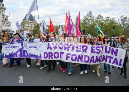 Parigi, Francia. 28 settembre 2023. Raduno per sostenere il diritto delle donne all'aborto in occasione della giornata internazionale dell'aborto sicuro a Parigi, in Francia, il 28 settembre 2023. Foto di Pierrick Villette/ABACAPRESS.COM Credit: Abaca Press/Alamy Live News Foto Stock