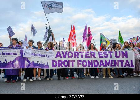 Parigi, Francia. 28 settembre 2023. Raduno per sostenere il diritto delle donne all'aborto in occasione della giornata internazionale dell'aborto sicuro a Parigi, in Francia, il 28 settembre 2023. Foto di Pierrick Villette/ABACAPRESS.COM Credit: Abaca Press/Alamy Live News Foto Stock