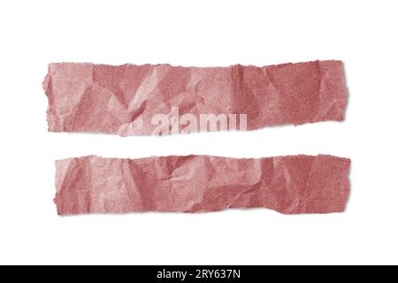 Frammenti di carta rossa stropicciata con bordo strappato isolato su sfondo bianco. Carta artigianale riciclata stropicciata, trama sgualcita, bordo strappato grunge. Modello, Foto Stock