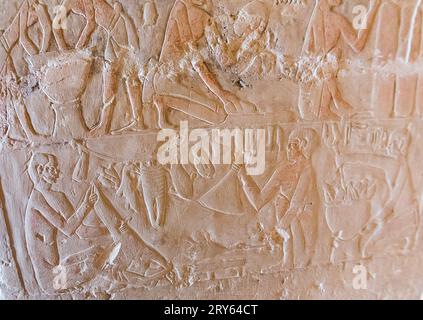 Egitto, Saqqara, tomba di Mehu, porta tra le prime 2 stanze, preparazione e arrostimento degli uccelli. Foto Stock