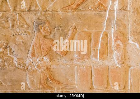 Egitto, Saqqara, tomba di Mehu, porta tra le prime 2 camere, riscaldamento del pane per preparare la birra. Foto Stock