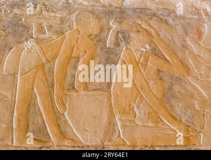 Egitto, Saqqara, tomba di Mehu, porta tra le prime 2 stanze, impastare l'impasto per fare il pane. Foto Stock