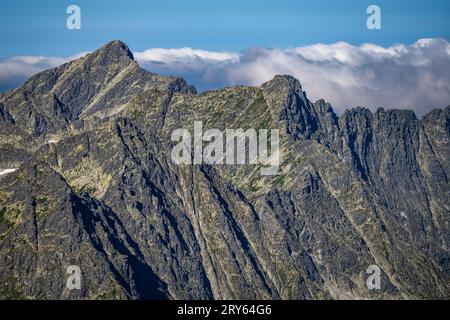 Una vista sul Monte Krivan e sugli alti Tatra dal picco Rysy. Foto Stock