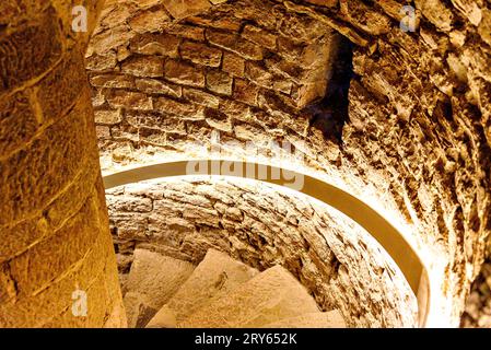 Scale romane a spirale all'interno del Castello di Cardona, Barcellona, Spagna Foto Stock