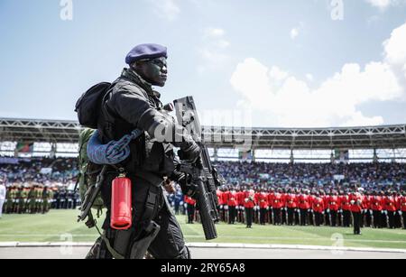 Un membro della Tanzania Peoples Defense Force (TPDF) si esibisce durante il 60th anniversario della cerimonia di indipendenza allo Stadio di Uhuru Foto Stock