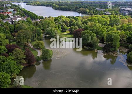 Vista aerea dell'oasi naturalistica del Lago Verde del Masch Park in città, il giorno primaverile di Hannover, Germania Foto Stock