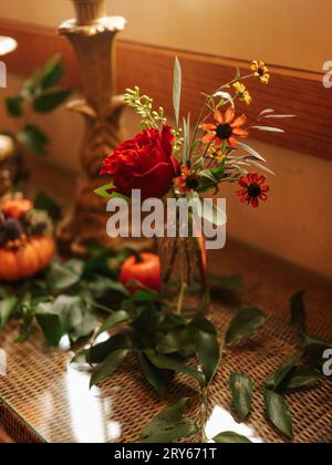 Decorazioni autunnali con zucche, fiori e candelabro oro Foto Stock