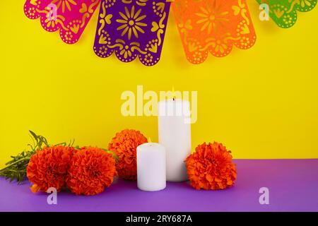 Fiori di calendula e candele utilizzati per gli altari messicani il giorno del giorno Foto Stock