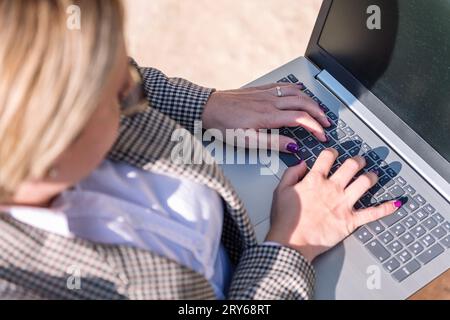 donna d'affari irriconoscibile che lavora con un notebook Foto Stock