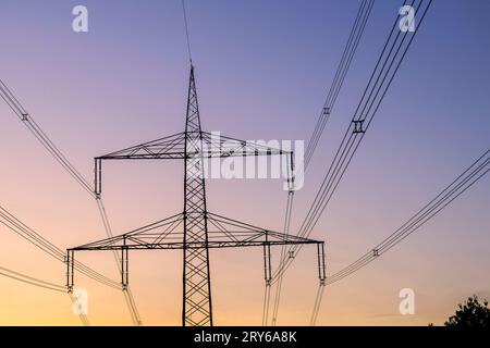Un'asta di alimentazione al tramonto Foto Stock