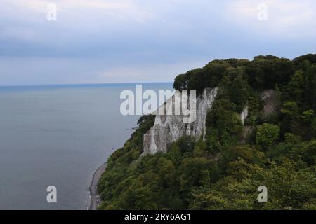 Vista dalle bianche scogliere di gesso presso il "Kaiserstuhl" nel Parco Nazionale di Jasmund sull'isola di Rügen nel Mar Baltico Foto Stock