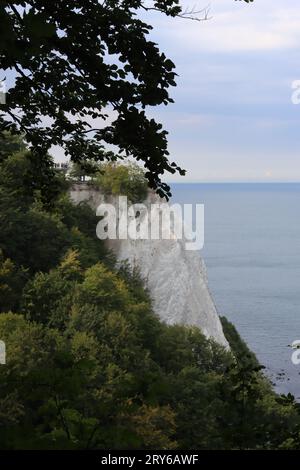 Vista dello Skywalk "Kaiserstuhl" sopra le bianche scogliere di gesso nel Parco Nazionale di Jasmund sull'isola del Mar Baltico di Rügen Foto Stock