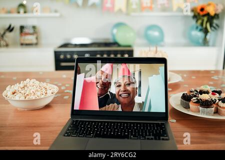 Senior, coppie e videochiamate sullo schermo del laptop per feste con la famiglia o riunioni a casa. Anziani, persone e Internet per festeggiare Foto Stock