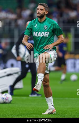 Milano, Italia. 27 settembre 2023. Domenico Berardi di US Sassuolo si scalda durante la partita di serie A 2023/24 tra FC Internazionale e US Sassuolo allo Stadio Giuseppe Meazza, Milano, Italia il 27 settembre 2023 credito: Independent Photo Agency/Alamy Live News Foto Stock