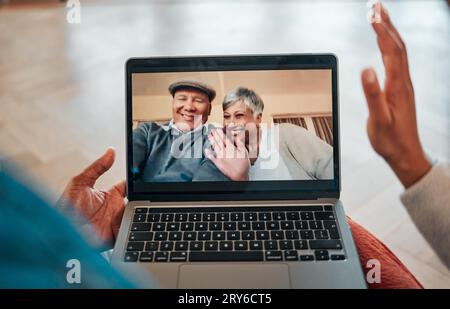 Senior, coppia e videochiamata sullo schermo del computer portatile con saluto per le comunicazioni con la famiglia o le riunioni a casa. Anziani, persone e Internet per il networking Foto Stock