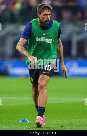 Milano, Italia. 27 settembre 2023. Francesco Acerbi del FC Internazionale si scalda durante la partita di serie A 2023/24 tra FC Internazionale e US Sassuolo allo Stadio Giuseppe Meazza, Milano, Italia il 27 settembre 2023 credito: Independent Photo Agency/Alamy Live News Foto Stock