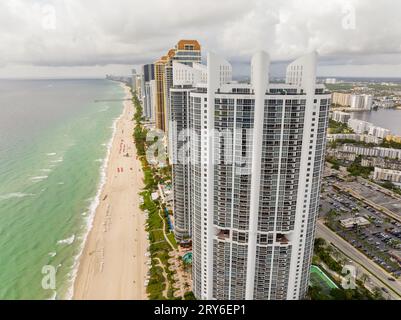 Torri fotografiche aeree con droni sulla Sunny Isles Beach, Florida, a nord di Miami Beach. Scenografico panorama della spiaggia e dell'oceano Foto Stock