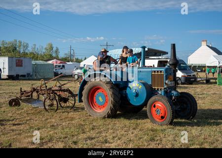 Trattore d'epoca Lanz Bulldog a una gara di aratura in Francia Foto Stock