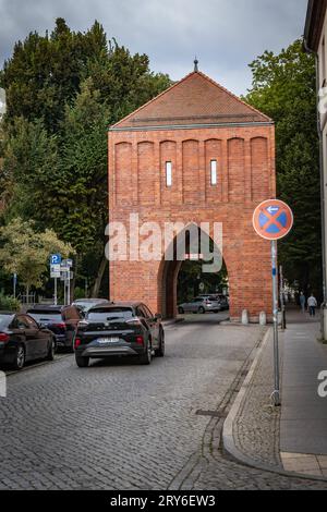 Bernau im Landkreis Barnim, Bundesland Brandenburg: Altstadt mit Stadtmauer Straßenszene - 29.09.2023 Brandenburg *** Bernau nella contea di Barnim, stato federale Brandeburgo città vecchia con le mura della città scena stradale 29 09 2023 Brandenburg Credit: Imago/Alamy Live News Foto Stock