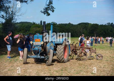 Trattore d'epoca Lanz Bulldog a una gara di aratura in Francia Foto Stock