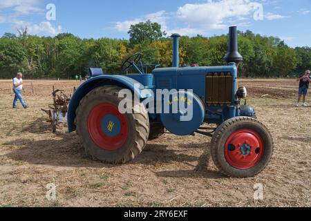 Trattore d'epoca Lanz Bulldog a una gara di aratura in Francia Foto Stock