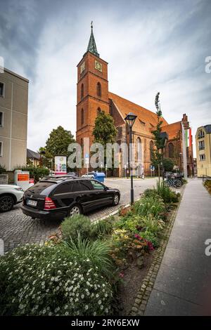 Bernau im Landkreis Barnim, Bundesland Brandenburg: Altstadt mit Stadtmauer Straßenszene - 29.09.2023 Brandenburg *** Bernau nella contea di Barnim, stato federale Brandeburgo città vecchia con le mura della città scena stradale 29 09 2023 Brandenburg Credit: Imago/Alamy Live News Foto Stock