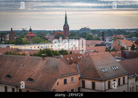 Bernau im Landkreis Barnim, Bundesland Brandenburg: Altstadt mit Stadtmauer Straßenszene - 29.09.2023 Brandenburg *** Bernau nella contea di Barnim, stato federale Brandeburgo città vecchia con City Wall Street Scene 29 09 2023 Brandenburg Credit: Imago/Alamy Live News Foto Stock