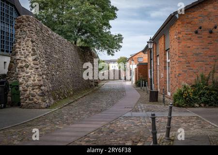 Bernau im Landkreis Barnim, Bundesland Brandenburg: Altstadt mit Stadtmauer Straßenszene - 29.09.2023 Brandenburg *** Bernau nella contea di Barnim, stato federale Brandeburgo città vecchia con le mura della città scena stradale 29 09 2023 Brandenburg Credit: Imago/Alamy Live News Foto Stock