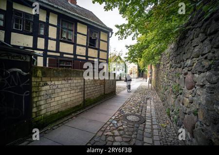 Bernau im Landkreis Barnim, Bundesland Brandenburg: Altstadt mit Stadtmauer Straßenszene - 29.09.2023 Brandenburg *** Bernau nella contea di Barnim, stato federale Brandeburgo città vecchia con le mura della città scena stradale 29 09 2023 Brandenburg Credit: Imago/Alamy Live News Foto Stock