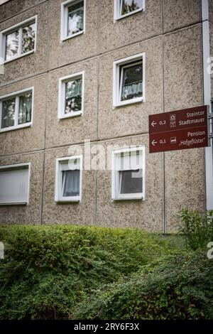 Bernau im Landkreis Barnim, Bundesland Brandenburg: Altstadt mit Stadtmauer Straßenszene - 29.09.2023 Brandenburg *** Bernau nella contea di Barnim, stato federale Brandeburgo città vecchia con le mura della città scena stradale 29 09 2023 Brandenburg Credit: Imago/Alamy Live News Foto Stock