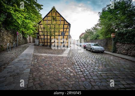 Bernau im Landkreis Barnim, Bundesland Brandenburg: Altstadt mit Stadtmauer Straßenszene - 29.09.2023 Brandenburg *** Bernau nella contea di Barnim, stato federale Brandeburgo città vecchia con le mura della città scena stradale 29 09 2023 Brandenburg Credit: Imago/Alamy Live News Foto Stock