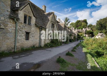 I pittoreschi cottage di Arlington Row a Bibury sono stati costruiti nel 1380 come un negozio di lana monastica. Questo fu poi convertito in una fila di cottage dei tessitori Foto Stock