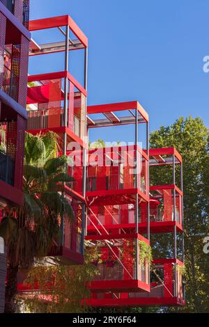 Montpellier, Francia - 09 25 2023 : Vista verticale dell'architettura contemporanea di Version Rubis, edificio residenziale di Jean-Paul Viguier Foto Stock