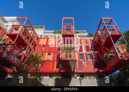 Montpellier, Francia - 09 25 2023 : Vista frontale della facciata rossa luminosa dell'edificio di appartamenti Version Rubis - architettura moderna di Jean-Paul Viguier Foto Stock