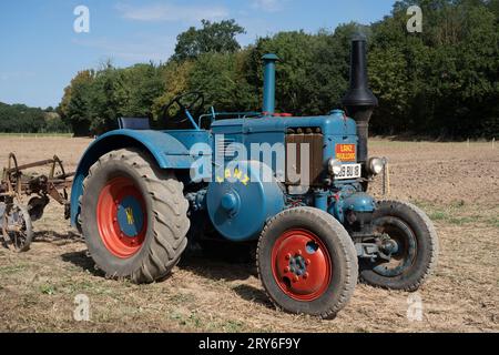 Trattore d'epoca Lanz Bulldog a una gara di aratura in Francia Foto Stock