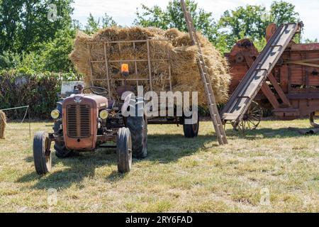 Macchinari agricoli d'epoca in mostra a un festival del raccolto in Francia Foto Stock