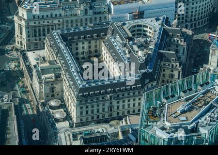 Londra Regno Unito. 29 settembre 2023. Una vista della Banca d'Inghilterra vista da Orizzonte 22 in una luminosa mattinata di sole. Horizon 22 è la più alta galleria d'osservazione pubblica d'Europa, con i suoi 254 metri e i suoi 833 piedi, e si trova al 58° piano del 22 Bishopsgate. Nella città di Londra offre viste panoramiche su tutta Londra. Credit amer ghazzal/Alamy Live News Foto Stock