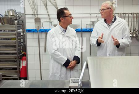 Berlino, Germania. 29 settembre 2023. CEM Özdemir (l, Bündnis90/die Grünen), ministro federale dell'agricoltura, e Daniel Indlekofer, capo del dipartimento di catering BSR, si trovano l'uno accanto all'altro nella cucina della mensa del Berliner Stadtreinigung (BSR) all'inizio della settimana della campagna "Germania salva cibo". La settimana d'azione si svolgerà per la quarta volta fino al 6 ottobre 2023. Credito: Jörg Carstensen/dpa/Alamy Live News Foto Stock