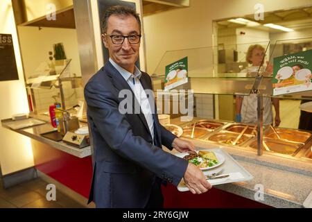 Berlino, Germania. 29 settembre 2023. CEM Özdemir (Bündnis90/Die Grünen), ministro federale dell'agricoltura, lancia la settimana della campagna "Germania salva cibo" nella mensa del Berlin Sanitation Service (BSR) e coglie l'occasione per comprare da solo il pranzo. La settimana d'azione si svolge per la quarta volta fino al 6 ottobre 2023. Credito: Jörg Carstensen/dpa/Alamy Live News Foto Stock