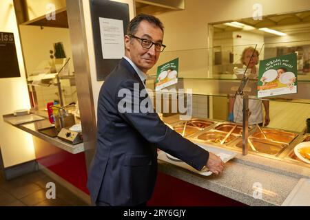 Berlino, Germania. 29 settembre 2023. CEM Özdemir (Bündnis90/Die Grünen), ministro federale dell'agricoltura, lancia la settimana della campagna "Germania salva cibo" nella mensa del Berlin Sanitation Service (BSR) e coglie l'occasione per comprare da solo il pranzo. La settimana d'azione si svolge per la quarta volta fino al 6 ottobre 2023. Credito: Jörg Carstensen/dpa/Alamy Live News Foto Stock