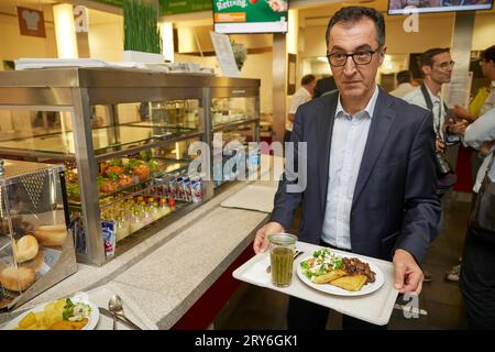 Berlino, Germania. 29 settembre 2023. CEM Özdemir (Bündnis90/Die Grünen), ministro federale dell'agricoltura, lancia la settimana della campagna "Germania salva cibo" nella mensa del Berlin Sanitation Service (BSR) e coglie l'occasione per comprare da solo il pranzo. La settimana d'azione si svolge per la quarta volta fino al 6 ottobre 2023. Credito: Jörg Carstensen/dpa/Alamy Live News Foto Stock