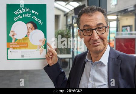 Berlino, Germania. 29 settembre 2023. CEM Özdemir (Bündnis90/die Grünen), ministro federale dell'agricoltura, lancia la settimana della campagna "Germania salva cibo" nella mensa del servizio di pulizia municipale di Berlino (BSR), gestendo un poster della campagna. Credito: Jörg Carstensen/dpa/Alamy Live News Foto Stock