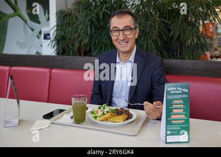 Berlino, Germania. 29 settembre 2023. CEM Özdemir (Bündnis90/die Grünen), ministro federale dell'agricoltura, lancia la settimana della campagna "Germania salva cibo" nella mensa del Berlin Sanitation Service (BSR). La settimana d'azione si svolge fino al 6 ottobre 2023 già per la quarta volta. Credito: Jörg Carstensen/dpa/Alamy Live News Foto Stock