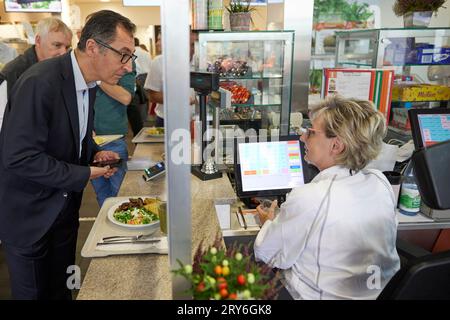 Berlino, Germania. 29 settembre 2023. CEM Özdemir (Bündnis90/die Grünen), ministro federale dell'agricoltura, inizia la settimana d'azione "la Germania salva cibo" nella mensa del Berliner Stadtreinigung (BSR) e paga il suo pranzo qui. La settimana d'azione si svolge fino al 6 ottobre 2023 già per la quarta volta. Credito: Jörg Carstensen/dpa/Alamy Live News Foto Stock