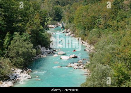 Uomo in kayak sul fiume soca di colore smeraldo in Slovenia Foto Stock